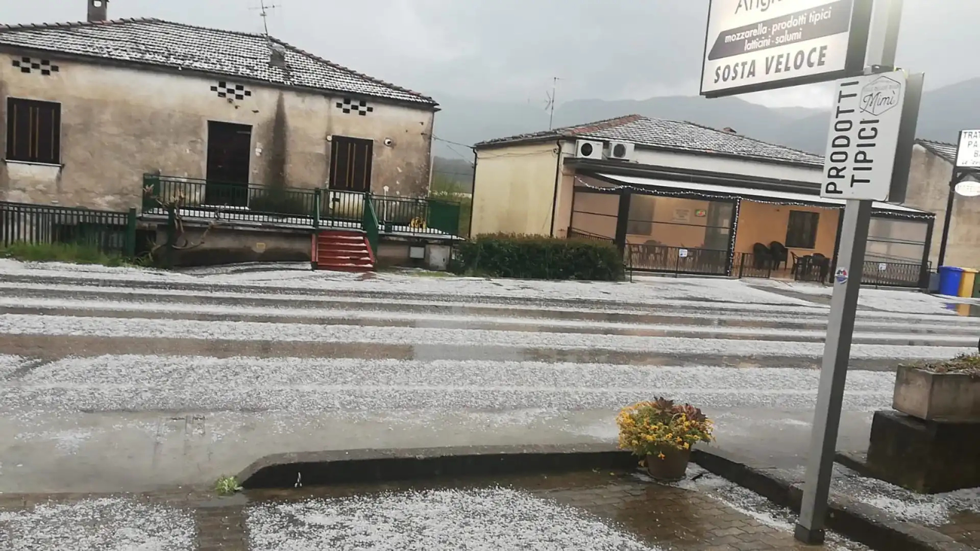 Spettacolo della natura a Roccaravindola. La grandine imbianca come se fosse neve…